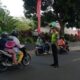 Tahun Baru 2024, Personil Pospam Batulayar Amankan Arus Lalu Lintas di Jalan Batulayar Lombok Barat