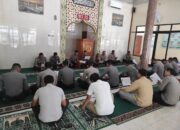 Anggota Polres Sumbawa Barat Lakukan Kegiatan Rutin Binrohtal Seminggu Sekali