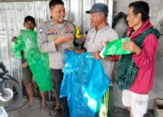 Berbagi Jas Hujan Agar Masyarakat Tak Terkendala Hadir ke TPS Lakukan Pencoblosan jika Hujan