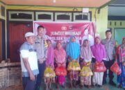 Personel Polsek Suralaga Berkunjung Ke Dusun Kecego Dengan Membagikan Sembako dalam Program “Jumat Berkah”