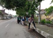 TNI-Polri, Mahasiswa KKN UNRAM, dan Warga Sekotong Bersatu Bersihkan Lingkungan