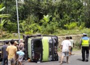 Truk Hino Rem Blong dan Terguling di Jalan Raya Pusuk-Tanjung