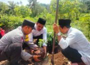 Bhabinkamtibmas Mengkuru Ikut Serta dalam Kegiatan Penanaman Pohon di Desa