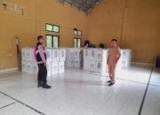 Bhabinkamtibmas Desa Lendang Nangka Utara Pantau Logistik Pemilu, Berikan Imbauan Agar Selalu Waspada
