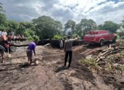 Jembatan Hanyut, Bhabinkamtibmas Polsek Tambora Gotong Royong Membuat  Jalan Alternatif Bersama Warga