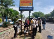 Personel Satuan Lalu Lintas Polres Lotim Memasang Plang Himbauan Keselamatan dan Tanda Marka Bercahaya