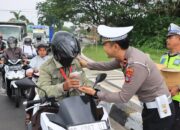 Operasi Keselamatan Rinjani 2024: Humanis dan Peduli, Polres Lombok Barat Bagikan Takjil dan Imbauan Keselamatan