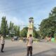 Personel Polsek Gerung Amankan Arus Lalu Lintas Sore dan Bantu Masyarakat Menyeberang Jalan
