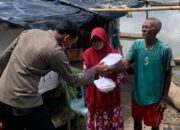 Jumat Berkah Bertajuk Jumat Berbagai Si Keu Polres Bima Bagikan Makanan Bagi Lansia dan Masyarakat Kurang Mampu