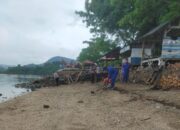 Jaga Kebersihan Pantai, Satpolairud Polres Bima Laksanakan Bakti Sosial di Pantai Kalaki