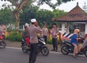 Polsek Terara Berbagi Takjil, Bantu Masyarakat yang Masih Beraktivitas pada Waktu Berbuka