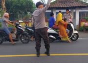 Depan Mako Polsek, Jajaran Polsek Terara dan Bhayangkari Berbagi Takjil