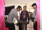 Polres Loteng Gunakan Metal Detector Amankan Pleno KPU Kabupaten Lombok Tengah.