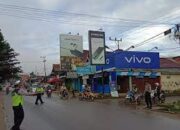 Personel Polsek Terara Lakukan Pengaturan Lalulintas di Simpang 3 Papilon