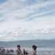 Polsek Labuapi Gelar Patroli dan Monitoring Keamanan Pantai Uringin Saat Lebaran Topat