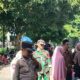 Polsek Lembar Amankan Penyaluran Dana BPNT di Desa Jakem