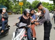 Ramadhan Berkah, Gabungan Satker Polres Bima Berbagai Takjil Menjelang Berbuka Puasa