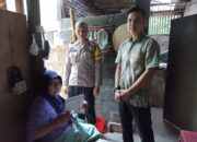 Bhabinkamtibmas Banjarsari Pantau Penyaluran BLT DD Sampai ke Rumah-rumah