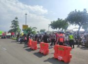 Personel Polres Lombok Timur Memantau Arus Mudik Lebaran di Pos Pelayanan Pelabuhan Kayangan