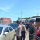 Lombok Barat, NTB – Sabtu, 6 April 2024 – Dalam rangka Operasi Ketupat Rinjani 2024, petugas gabungan dari Polres Lombok Barat, TNI, dan Dishub menggelar pemeriksaan ketat di Dermaga Nusantara PT Pelindo III Cabang Lembar. Pemeriksaan ini dilakukan untuk mengantisipasi masuknya barang ilegal, senjata tajam, bahan peledak, narkoba, dan barang berbahaya lainnya ke wilayah NTB. Ipda Imran, Kepala Pos Pelayanan Pelabuhan Lembar Operasi Ketupat Rinjani 2024, Polres Lombok Barat, mengatakan bahwa pemeriksaan dilakukan terhadap kendaraan dan penumpang yang turun dari KM. DLN OASIS. Petugas memeriksa surat-surat kendaraan (SIM dan STNK) serta barang bawaan penumpang. “Dari hasil pemeriksaan, semua kendaraan yang turun dari kapal dilengkapi dengan surat-surat kendaraan yang sah,” kata Ipda Imran. “Sementara untuk barang bawaan, petugas tidak menemukan barang ilegal, senjata tajam, bahan peledak, narkoba, maupun barang berbahaya lainnya,” imbuhnya. Ipda Imran menjelaskan bahwa pemeriksaan ini dilakukan untuk menciptakan situasi yang aman dan kondusif selama arus mudik dan balik Lebaran 2024. “Kami ingin memastikan bahwa tidak ada barang-barang berbahaya yang masuk ke wilayah NTB,” tegasnya. Selain pemeriksaan di Dermaga Nusantara Lembar, petugas gabungan juga melakukan patroli di sepanjang jalur mudik dan balik di wilayah Lombok Barat. “Kami menghimbau kepada masyarakat untuk selalu waspada dan berhati-hati selama perjalanan mudik dan balik Lebaran,” pungkas Ipda Imran.