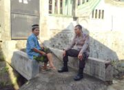 Patroli Rumah Kosong Ditinggal Mudik, Bhabinkamtibmas Kelayu Utara Lakukan Koordinasi dengan Kaling Setempat
