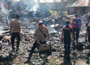Personel Polsek Moyo Hilir Bantu Padamkan Kebakaran 2 Rumah Panggung Di Desa Poto