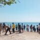 Permabudhi NTB Gelar Aksi Bersih Pantai Elak-Elak Sambut Waisak 2568