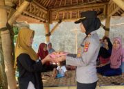 Perangi Stunting, Polsek Kediri dan Pemuda Desa Gelogor Sumbang Telur untuk Balita