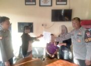 Wujud Kepedulian, Personel Polsek Utan Bantu Anak Sekolah Menyeberang Jalan