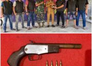 Kades Tadewa Didampingi Bhabinsa Serahkan Senpi Rakitan pada Tim Puma 1 Polres Bima Kota