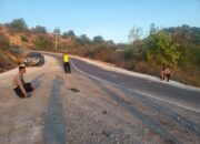 Sat Lantas Polres Bima Kota Olah TKP Laka Lantas Tunggal Bus Mini di Lambu, Kab. Bima