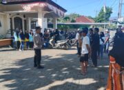 Kepolisian Sektor Jereweh memberikan edukasi kepada masyarakat dalam berkendara