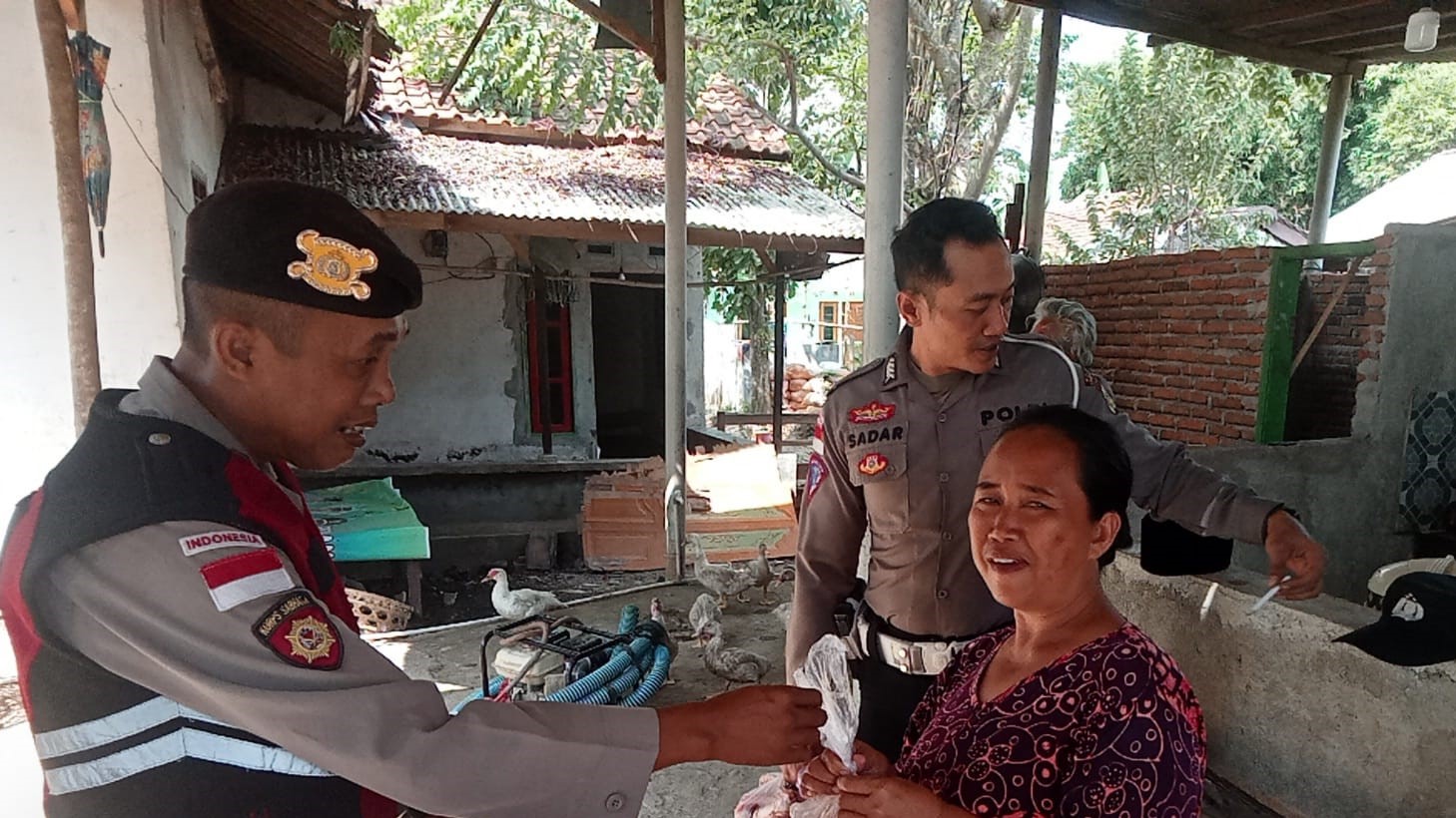 Polres Lombok Barat Bagikan Daging Kurban, Perkuat Silaturahmi dengan Masyarakat Sekotong