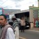 Polsek Batulayar Jaga Ketentraman Sholat Jumat di Tengah Keramaian Montong Buwuh