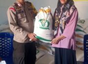 Bhabinkamtibmas Kelurahan Penaraga Bagikan Bantuan Beras dari Kementerian Ketahanan Pangan