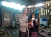 Bhabinkamtibmas Polres Bima Kota Bagikan Daging Qurban Secara Door to Door kepada Masyarakat Binaan