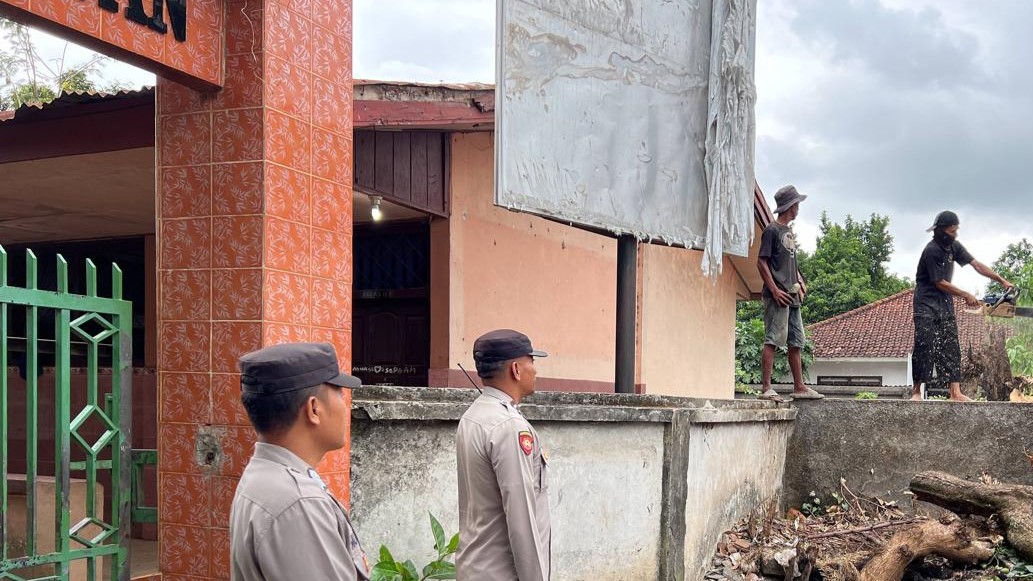 Polsek Kediri Amankan Penebangan Pohon di Halaman SDN 4 Kediri Selatan