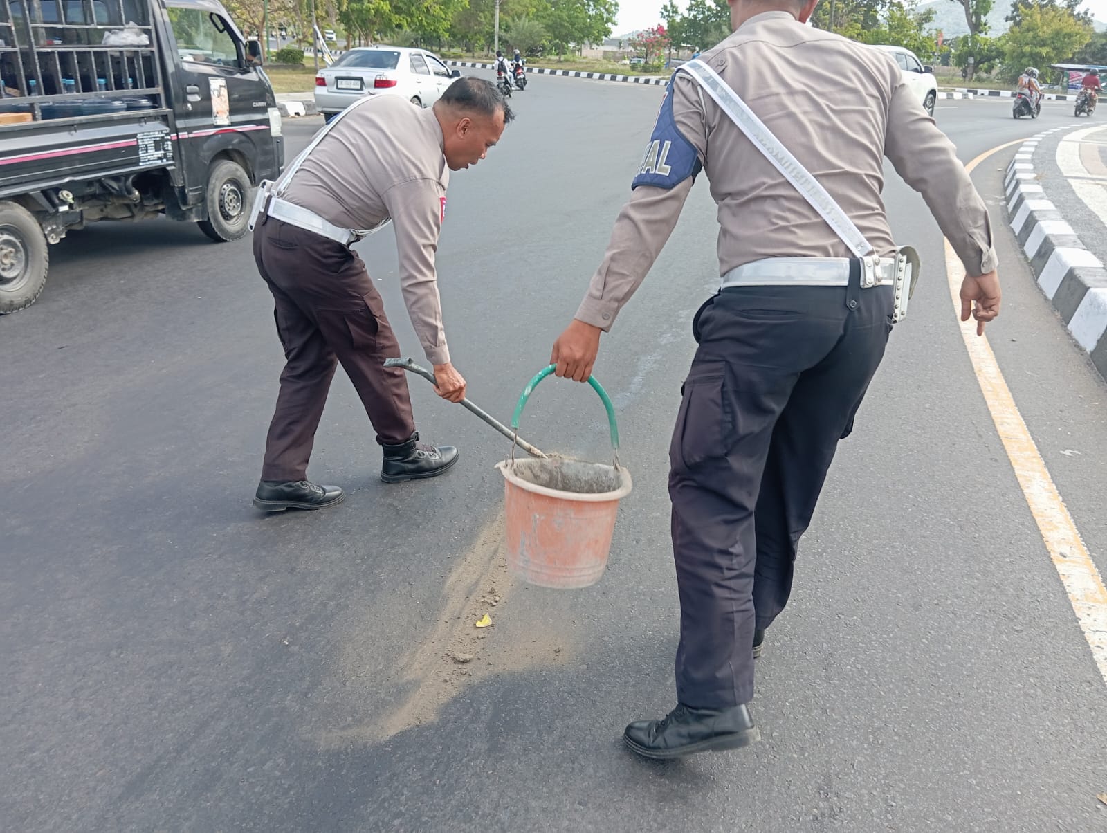 Satlantas Lombok Barat Bergerak Cepat Bersihkan Tumpahan Oli di Bundaran GMS