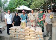 Bhabinkamtibmas Desa Mawu Polsek Ambalawi Dampingi Dinas Pertanian dalam Pembagian Bibit Padi