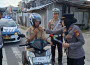 Sambut HUT Polwan Ke – 76, Polwan Polres Loteng Bagikan Bunga dan Coklat Kepada Pengendara.
