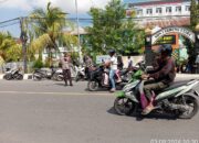 Polsek Gerung Atur Lalu Lintas, Siswa Aman Seberang Jalan