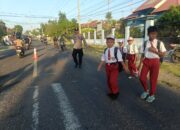 Jamin Keselamatan Pelajar, Personil Polsek Utan Gatur Lalin Pagi Hari Dan Seberangkan Anak Sekolah