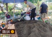 Bhabinkamtibmas Desa Baru Polsek Alas Bantu Gali Liang Kubur Untuk Pemakaman Warganya