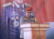 Ini Arahan Kapolda NTB pada Seluruh Personel Polres Bima Kota  Kota Bima, NTB (29 Oktober 2024) – Kapolda NTB Irjen Pol Hadi Gunawan memberikan arahan penting kepada seluruh personel Polres Bima Kota, dengan menekankan bahwa kemajuan suatu daerah sangat bergantung pada terciptanya kondisi keamanan dan ketertiban masyarakat (Kamtibmas) yang kondusif. Ia menekankan bahwa stabilitas Kamtibmas adalah fondasi untuk kemajuan daerah, terutama dalam mendukung perekonomian dan iklim investasi di NTB dan khususnya di Bima.  Menyampaikan pesan Kapolri, Kapolda NTB menyatakan bahwa tugas utama dirinya adalah mendorong kemajuan NTB melalui sinergi dan kerja sama di seluruh Polres. “Kerja sama dan sinergitas seluruh jajaran Polres sangat penting untuk mengemban tugas mulia ini demi kesejahteraan warga NTB,” tegas Irjen Pol Hadi Gunawan.  Salah satu isu penting yang menjadi perhatian Kapolda NTB adalah ketersediaan air bersih di beberapa wilayah. Untuk itu, ia telah berkoordinasi dengan Menteri Sosial guna membantu penyediaan sumur bor dan mobil tangki air sebagai solusi sementara bagi daerah-daerah yang membutuhkan.  Kapolda juga menekankan agar personel Polres Bima Kota ikut mendukung program kerja Presiden RI Prabowo Subianto yang dituangkan dalam Astacita. Ia mengajak seluruh personel untuk menumbuhkan jiwa kepedulian dalam menjalankan tugas mereka sebagai anggota Bhayangkara. “Jika memiliki jiwa kepedulian dalam tugas dan pengabdiannya, maka saya tidak ragu memberikan penghargaan, termasuk kesempatan untuk melanjutkan pendidikan guna kenaikan pangkat,” ujar Irjen Pol Hadi Gunawan.  Di akhir arahannya, Kapolda NTB juga berpesan agar seluruh personel memperhatikan aspek kehumasan dengan aktif mempublikasikan setiap kegiatan Polri kepada masyarakat.  Sebelumnya, Kapolres Bima Kota AKBP Yudha Pranata dalam laporannya menjelaskan kondisi tipologi dan topografi wilayah hukum Polres Bima Kota, yang meliputi Kota Bima dan sebagian wilayah Kabupaten Bima. Kapolres juga melaporkan bahwa kondisi Kamtibmas di wilayahnya cukup aman dan kondusif. Dengan kekuatan personel sebanyak 738 anggota dan ASN, Kapolres Bima Kota berkomitmen untuk terus meningkatkan pelayanan dan pengabdian demi terciptanya keamanan di wilayah tersebut.  Sejumlah poin penting terkait situasi dan potensi sumber daya alam serta demografi Kota Bima juga disampaikan Kapolres kepada Kapolda NTB, memperkuat komitmen bersama dalam menjaga dan memajukan wilayah.