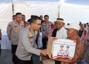 Kapolda NTB Berbagi Paket Sembako pada Ratusan Warga Kurang Mampu di Kota Bima