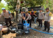 Kapolres Lombok Utara Distribusikan Air di Lokok Beru Salut
