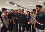 Polres Loteng Kawal Kedatangan Pembalap dan Crew MotoGP di Bandara.