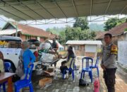 Kolaborasi Bhabinkamtibmas dan Babinsa Desa Seteluk Atas Berikan Pengamanan Pangan Murah