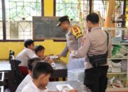 Kapolres Lombok Barat Pimpin Bagikan Makanan Bergizi, Anak SD Makin Sehat!