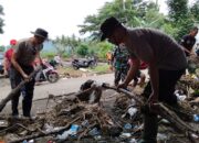 Tim Gabungan dan Warga Gotong-Royong Bersihkan Sisa Banjir di Wera